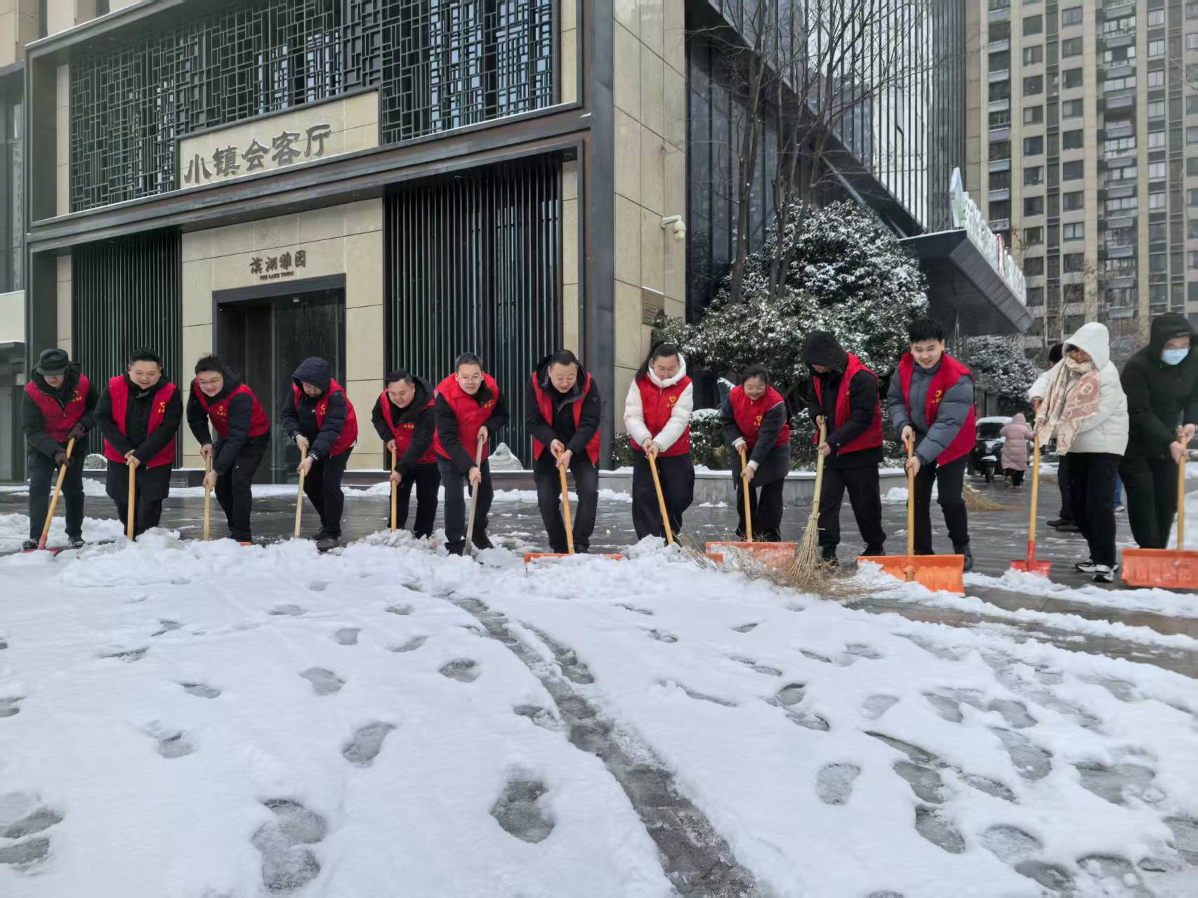 黨建引領(lǐng)齊行動 掃雪除冰護暢通——省城市更新集團等三家公司全力保障雪后出行安全