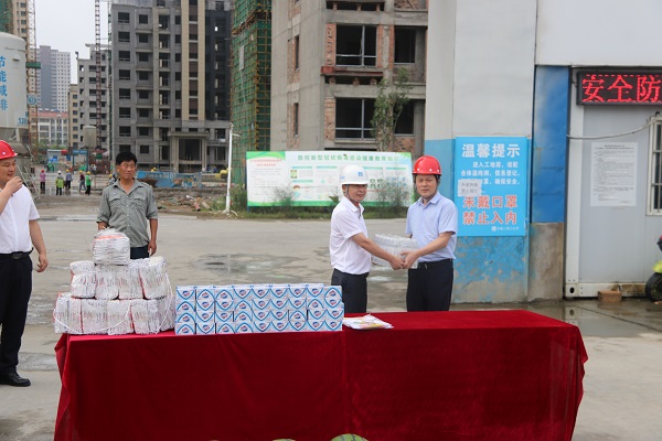 楊曉彬到徽鹽地產(chǎn)定遠、泗縣項目公司開展高溫慰問