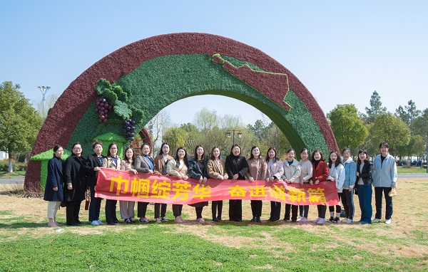 地產(chǎn)集團(tuán)工會舉辦婦女節(jié)草莓采摘活動